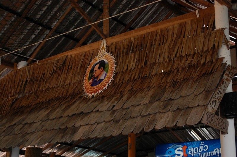 A király képe egy bárpult felett